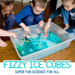 FIZZY ICE CUBES: A quick and easy kids science experiment for all ages. Baking soda and vinegar has never been this much fun - by Busy Toddler