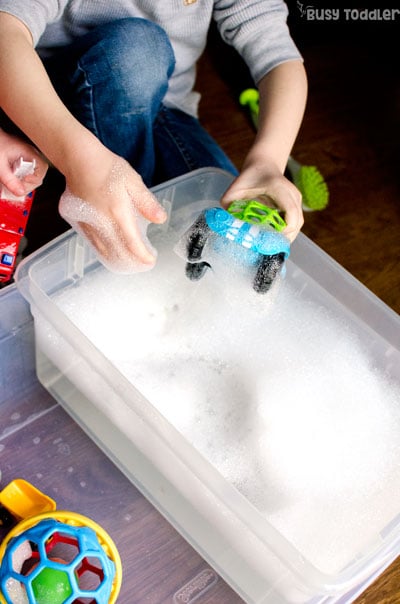 TOY WASHING STATION: What a quick and easy sensory bin! A great indoor activity; a great oudoor activity; quick and easy summer activity for kids; taby activity; preschool activity; toddler activity from Busy Toddler